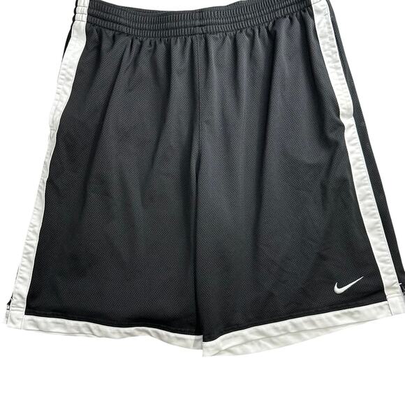 Nike Basketball Shorts Size XL Black and White Mesh Lightweight - Picture 1 of 6